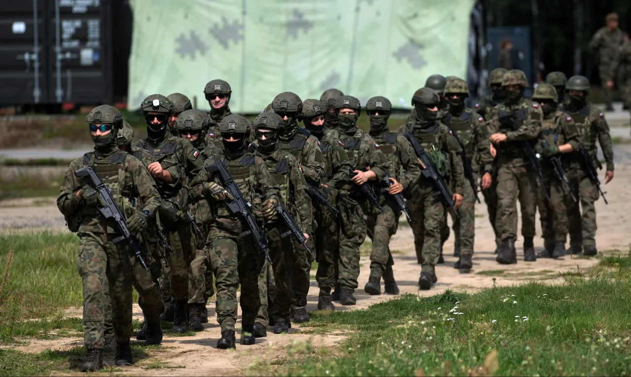 Ile zarabia żołnierz szeregowy netto? Zaskakujące fakty o pensji!