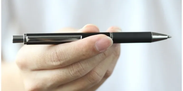 Jak usunąć długopis z bluzki? Skuteczne sposoby na plamy tuszu