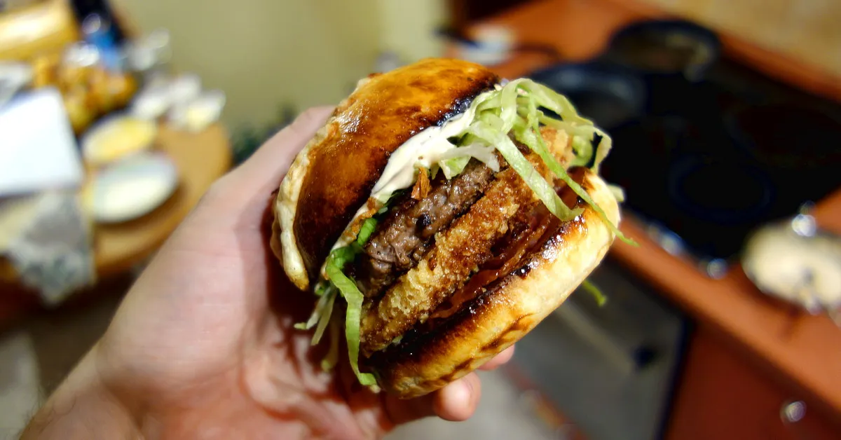 Domowy burger jak z McDonald's: Przepis na kultowy smak