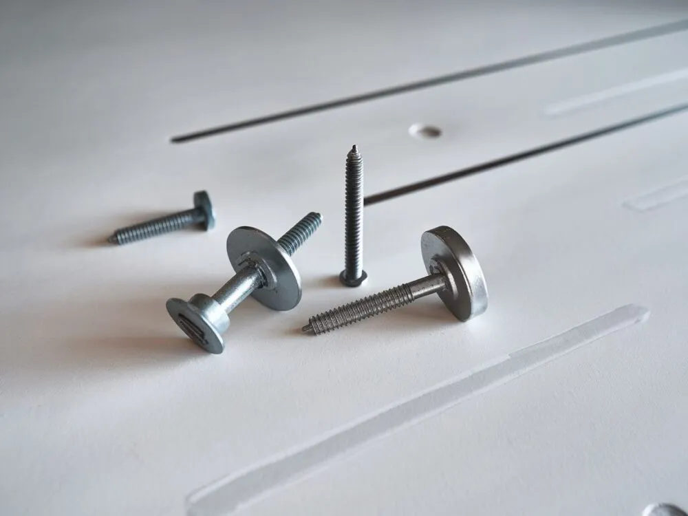 Jakie kołki wybrać do szyny montażowej szafek, aby uniknąć błędów?