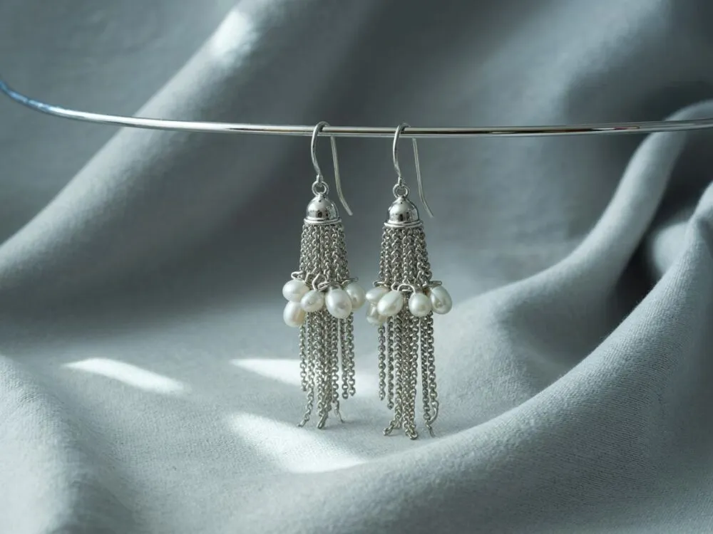 Kolczyki chwosty do czego pasują – stylizacje, które zachwycają