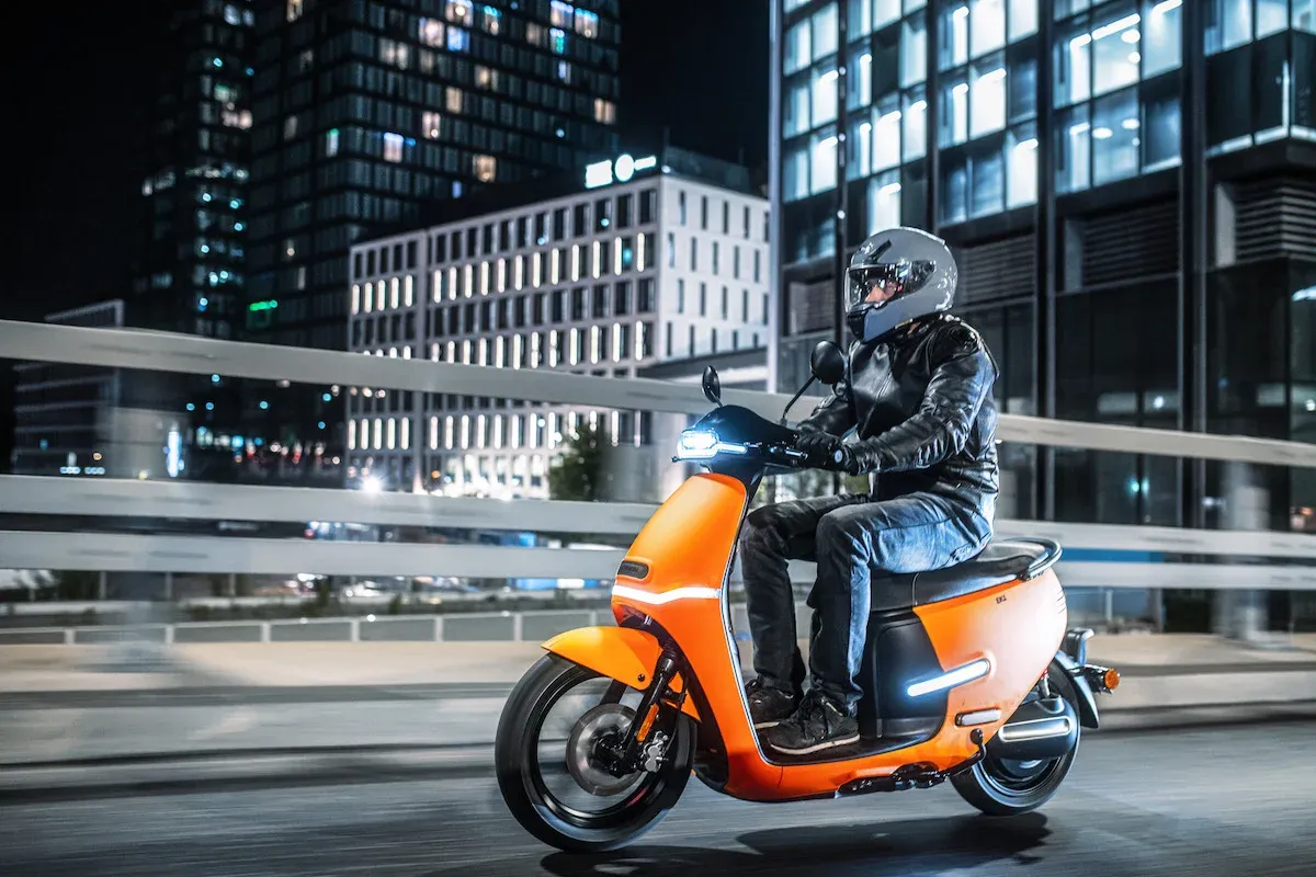 Czy motorowerem można jeździć po ścieżce rowerowej? Sprawdź przepisy!