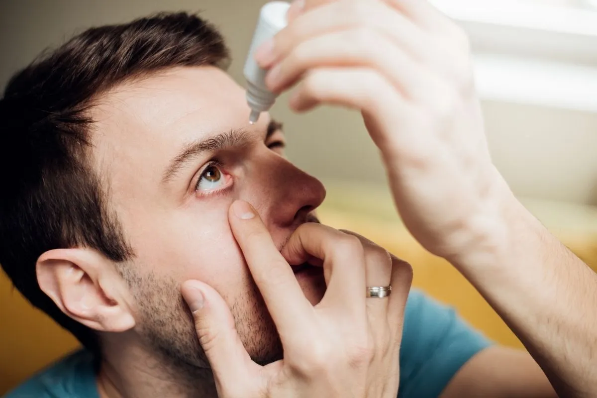 Płacz w soczewkach: czy jest bezpieczny? Sprawdź, co musisz wiedzieć.