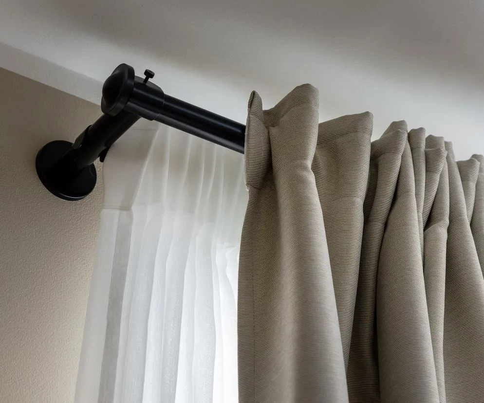 Ile kosztuje montaż karniszy w 2025: kompletny cennik i porównanie