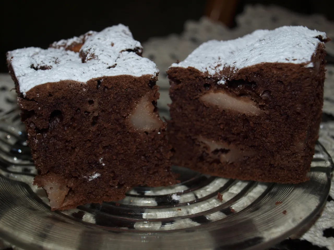 Pyszne ciasto czekoladowe z gruszkami na dużą blachę - przepis