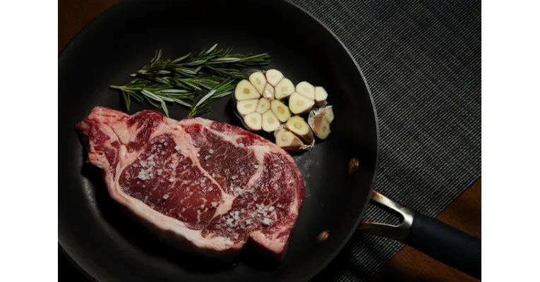 Jak zrobić stek na patelni: unikaj tych błędów i ciesz się smakiem