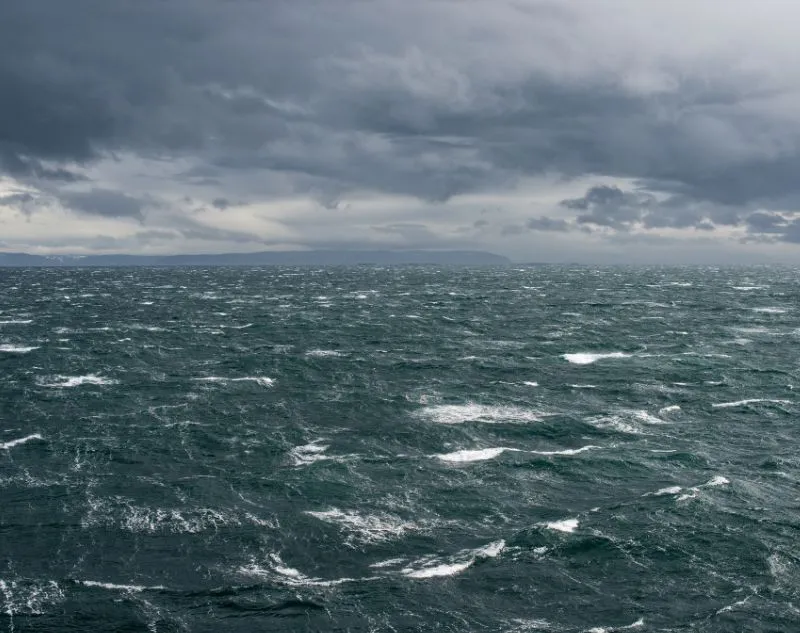 Sztormy na Bałtyku kiedy: uniknij niebezpiecznych warunków pogodowych