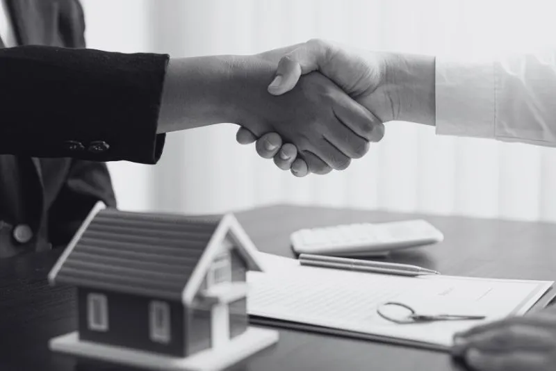 Ile kosztuje akt notarialny kupna mieszkania? Sprawdź ukryte opłaty