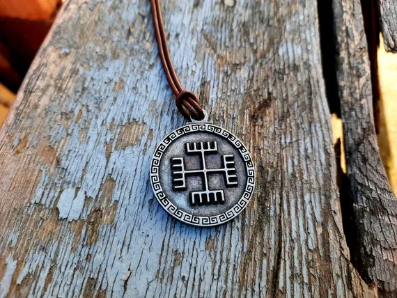 Naszyjnik karma znaczenie: odkryj jego głęboką symbolikę i moc