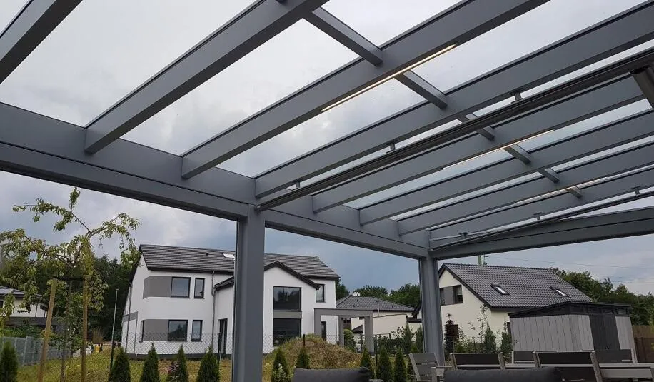 Zadaszenie tarasu: szkło czy poliwęglan? Porównanie zalet i wad