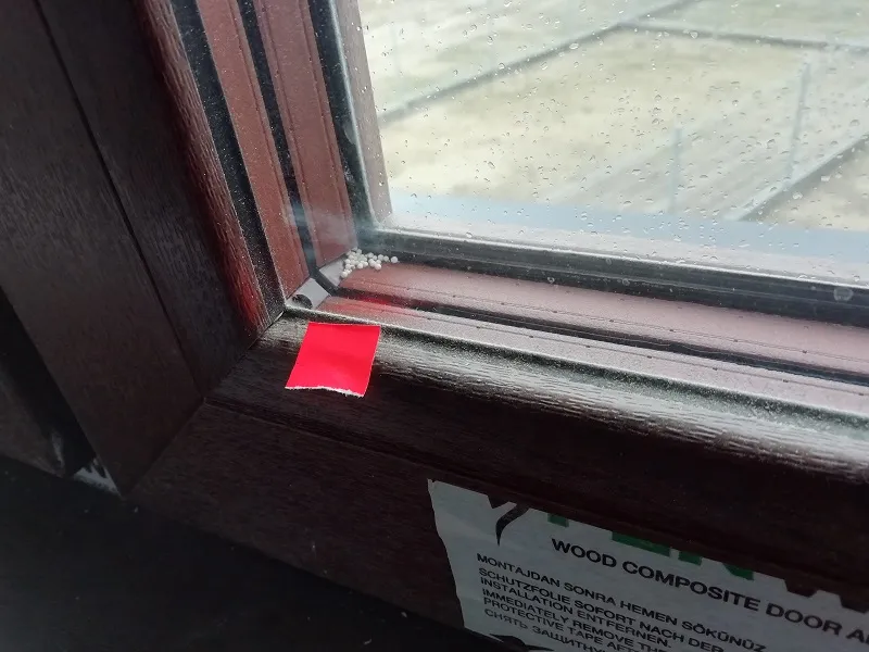 Dlaczego Twoje okna się zacinają? Winne prowadnice szyb! Poznaj 4 objawy