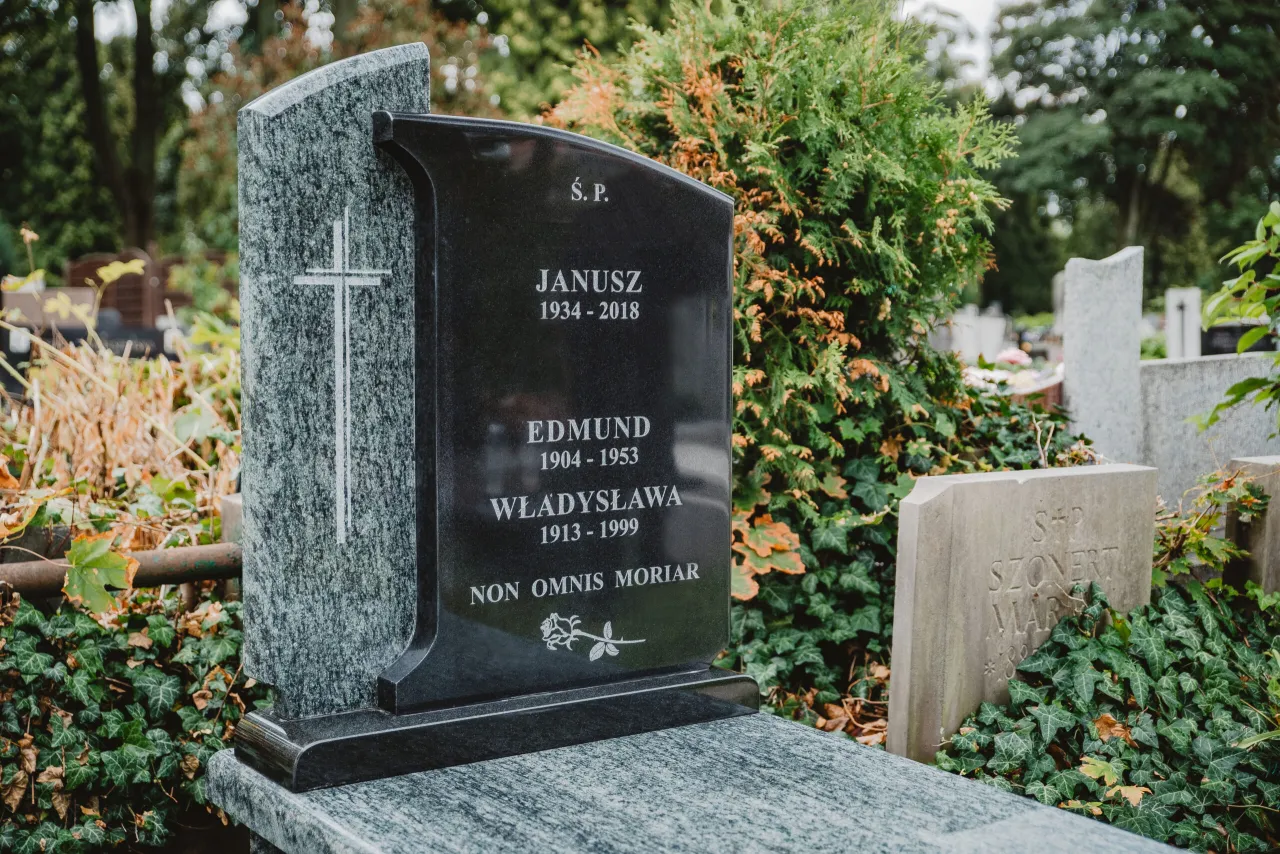 Wybierz cytaty na grób: Słowa, które ukoją serce Wybierz cytaty na grób: Słowa, które ukoją serce