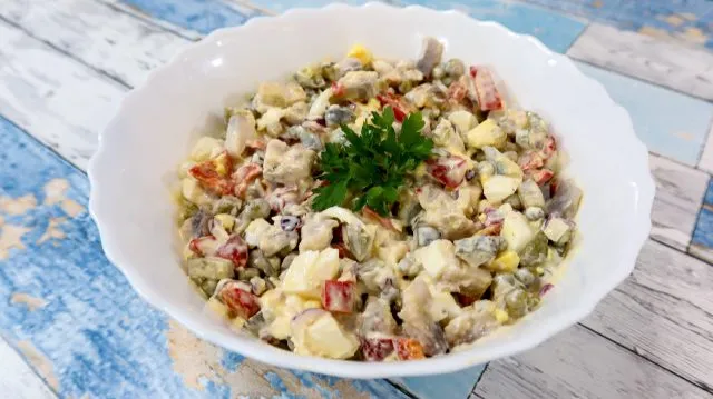 Jak przygotować pyszną sałatkę śledziową: Prosty przepis na smaczną sałatkę