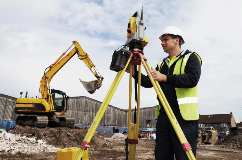 Czym zajmuje się geodeta? Poznaj kluczową rolę w budowie domu!