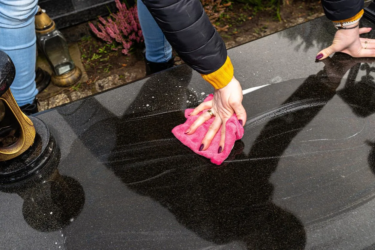 Jak usunąć plamę po wosku na pomniku bez ryzyka uszkodzenia kamienia