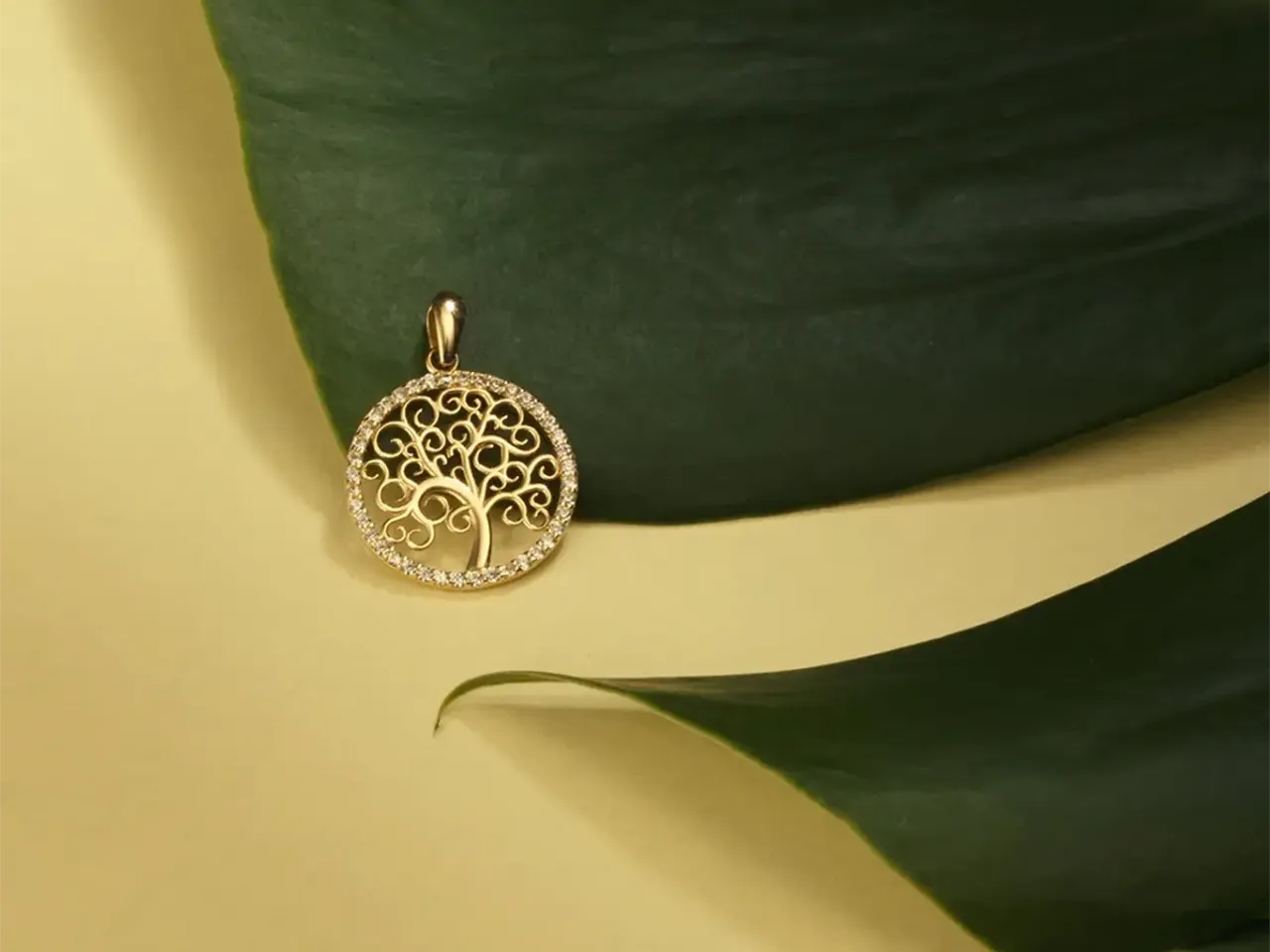 Wisiorek drzewo życia co oznacza – odkryj jego głębokie znaczenie