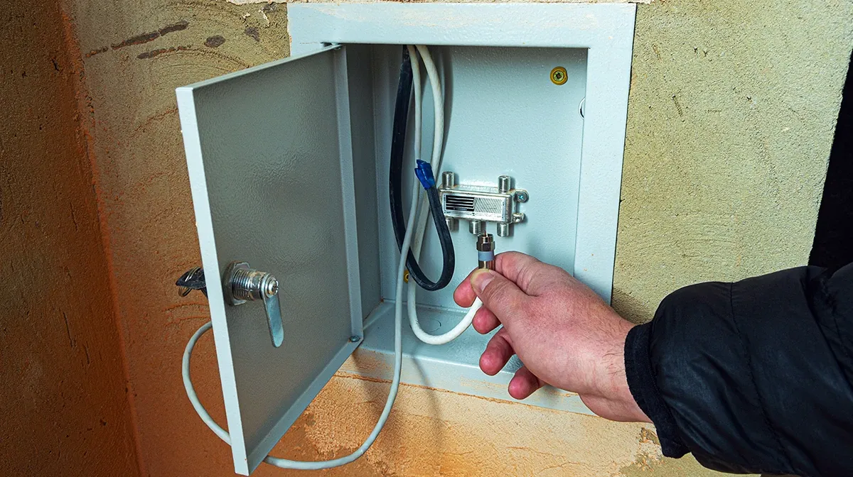 Jak zamontować kabel antenowy - uniknij najczęstszych błędów i zakłóceń