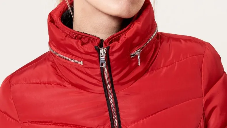 Czerwone kurtki są modne: najnowsze trendy i stylizacje na sezon