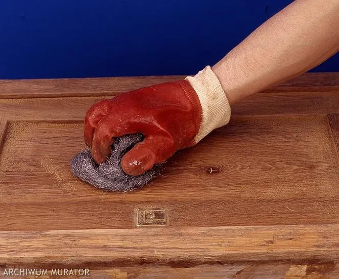 Jak usunąć odparzenia z mebli drewnianych – sprawdzone metody i porady