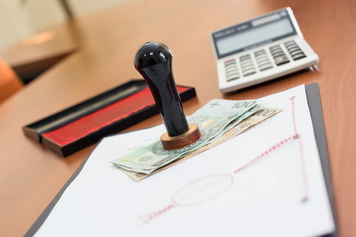 Ile kosztuje notariusz przy kupnie mieszkania? Sprawdź ukryte opłaty