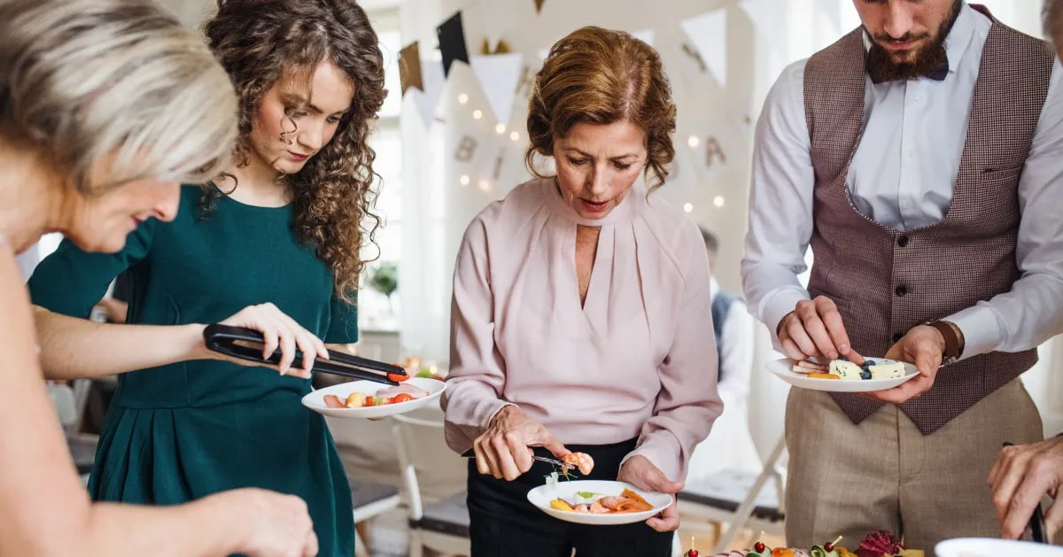 Ile kosztuje catering do domu? Poznaj ceny i ukryte koszty