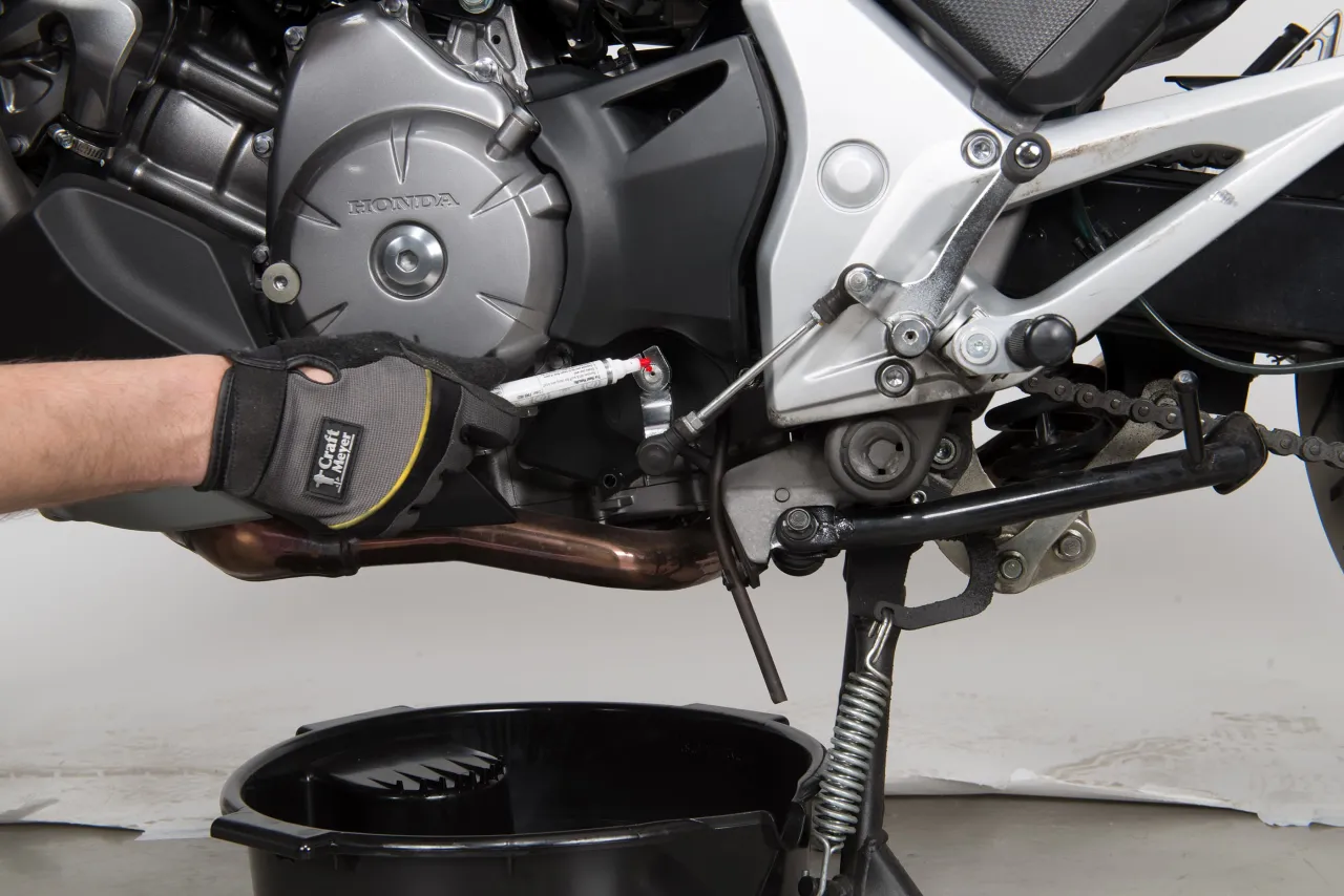 Czym czyścić łańcuch motocyklowy, aby uniknąć uszkodzeń o-ringów?