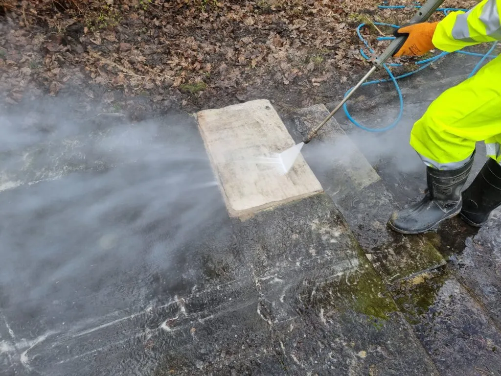 Jak skutecznie usunąć cement z pomnika bez uszkadzania kamienia