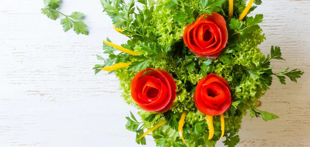 Jak udekorować sałatkę jarzynową, by zachwycała wyglądem i smakiem? Proste triki!