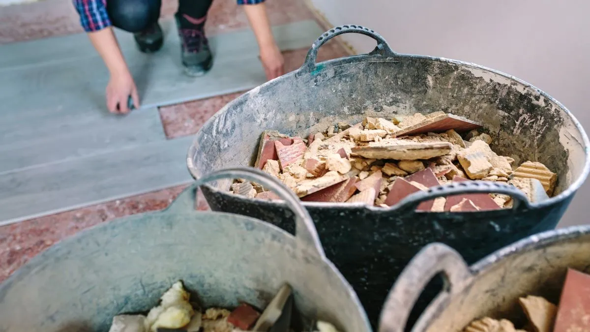 Gdzie wyrzucić kafelki? Legalnie i bez kar poradnik Marka Jasińskiego