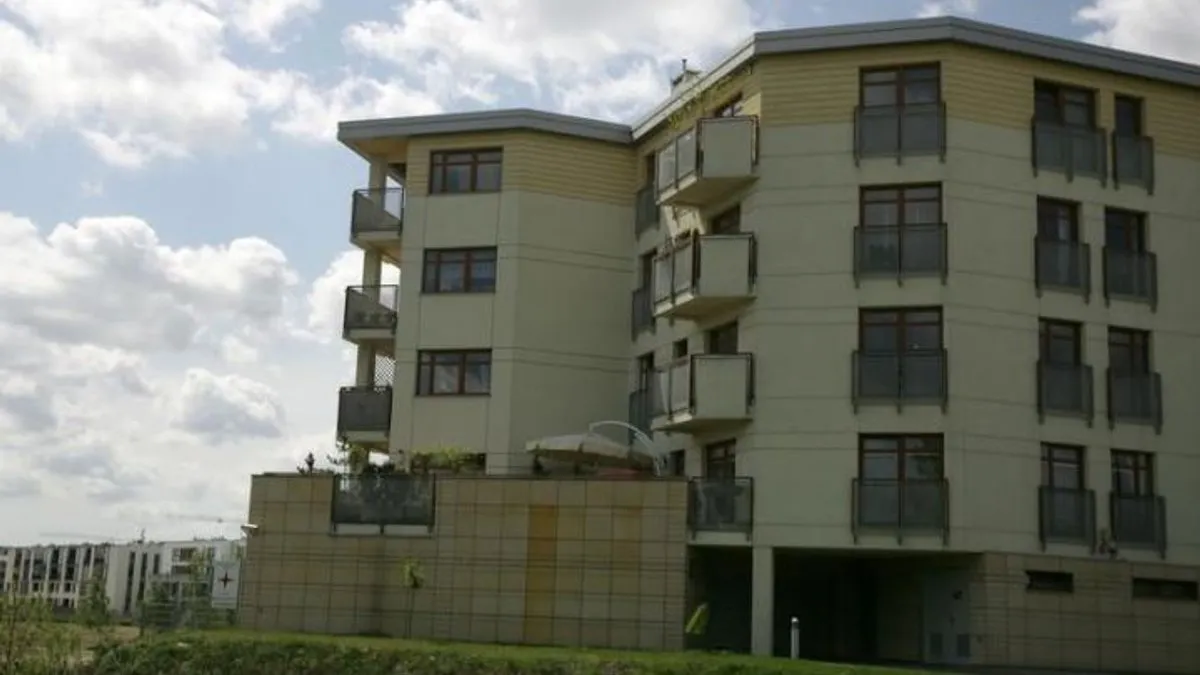 Komu lokatorzy płacą za mieszkanie? Poznaj kluczowe informacje o czynszu