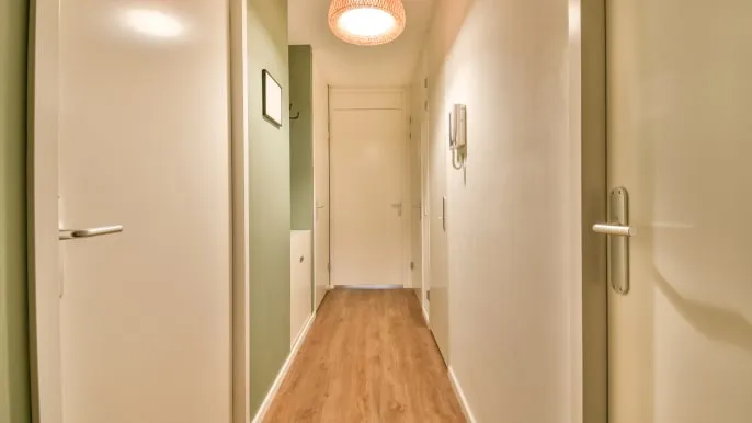 Co na ścianę w przedpokoju? Odkryj najlepsze materiały i style