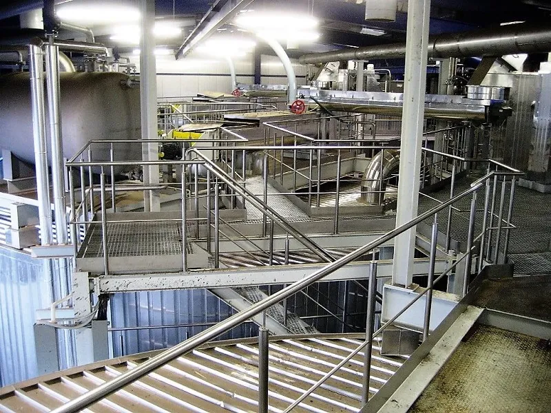 Jak skutecznie czyścić balustrady ze stali nierdzewnej bez zarysowań