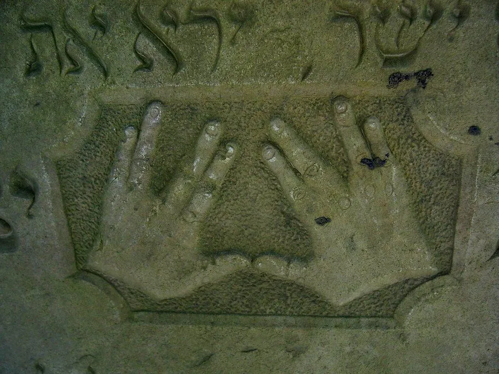 Co oznaczają kamyki na macewach? Odkryj ich głębokie znaczenie