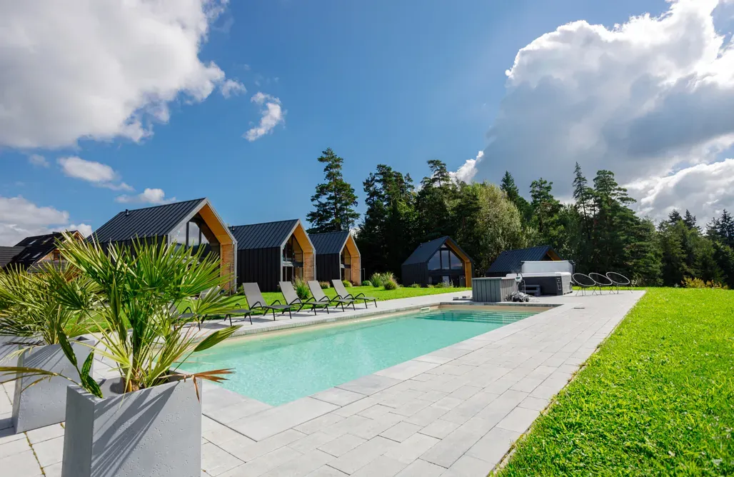 Gdzie znaleźć domki z basenem nad jeziorem: Najlepsze oferty wynajmu