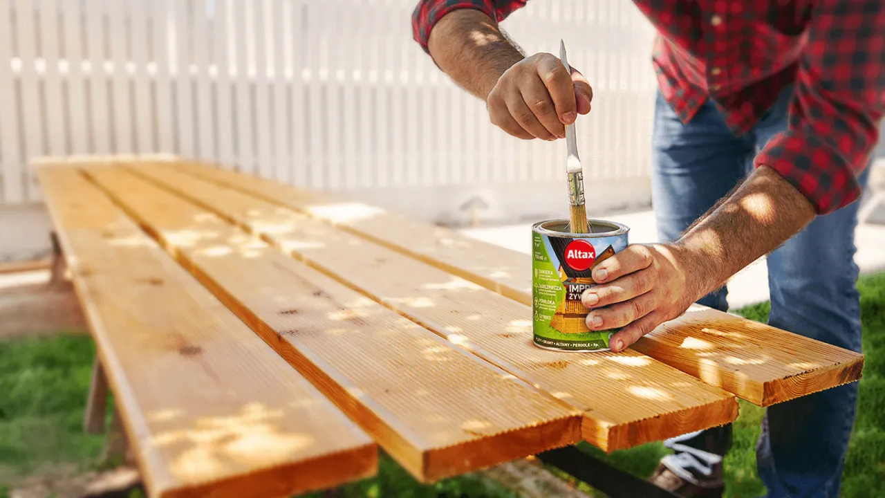 Jak zabezpieczyć stół ogrodowy? Olej, lakier czy lakierobejca?