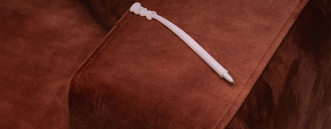 Skuteczne sposoby na to, czym sprać długopis z kanapy bez uszkodzeń