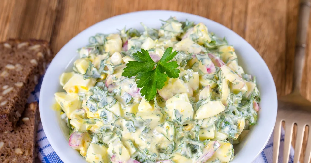 Jaką sałatkę do kiełbasy z grilla wybrać, by zaskoczyć gości?