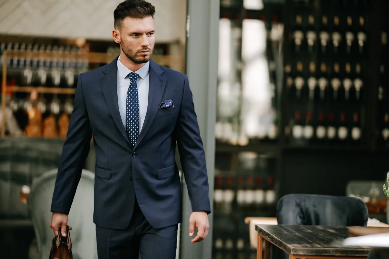 Jak się ubrać do teatru na komedię? Stylowe porady dla mężczyzn