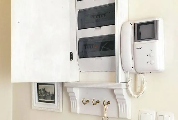 Jak skutecznie zasłonić skrzynkę elektryczną i poprawić estetykę wnętrza