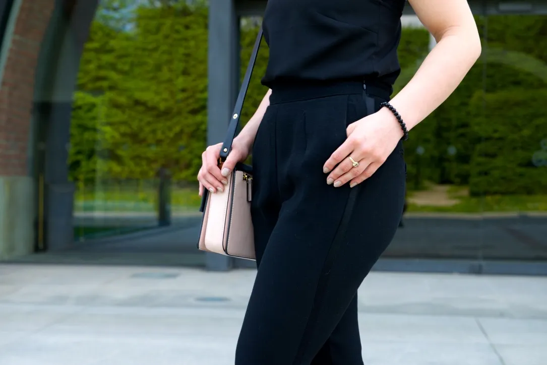 Kombinezon dla niskiej osoby: Modne rozwiązania dla mniejszego wzrostu!