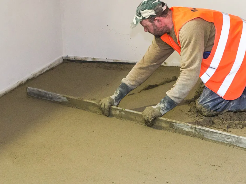 Jak skutecznie wyrównać posadzkę w garażu - sprawdzone metody i porady