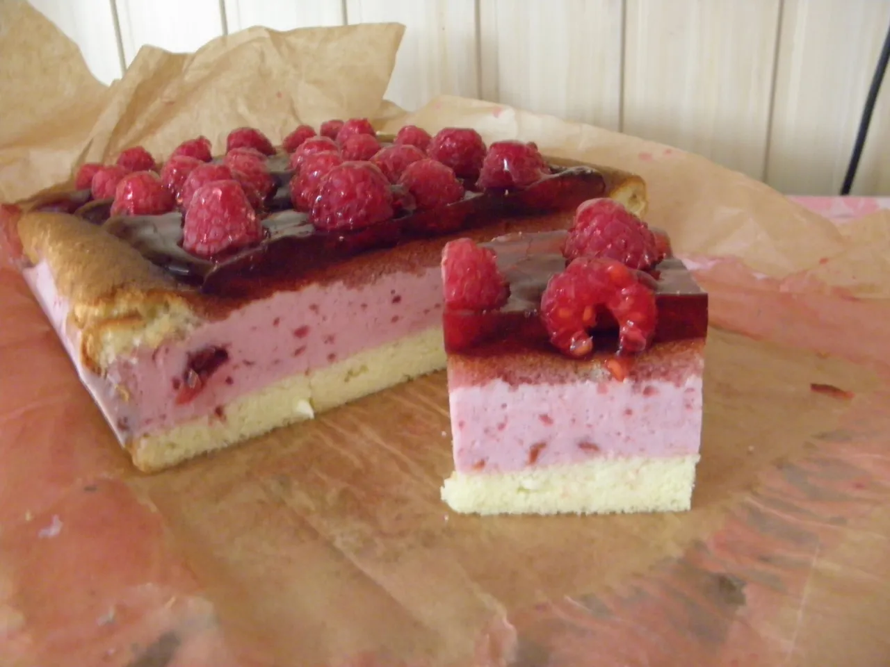 Czym posmarować biszkopt pod galaretkę, aby uniknąć przesiąkania?