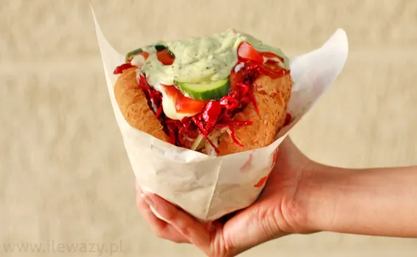 Ile waży burger? Sieciówki, rzemieślnicze, domowe i ich kalorie