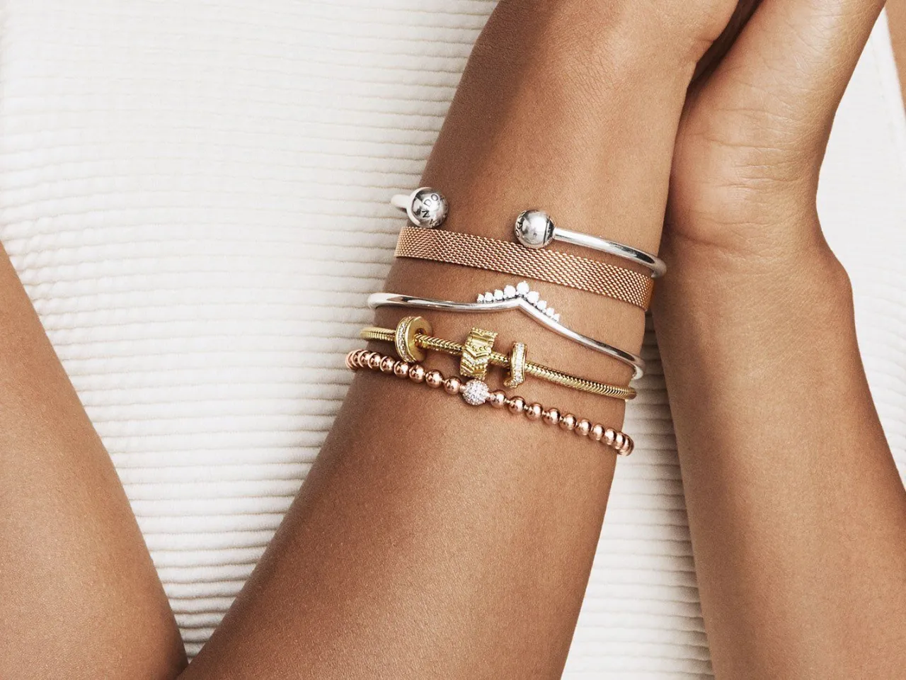 Jak łączyć bransoletki, aby uniknąć modowych wpadek i wyglądać stylowo
