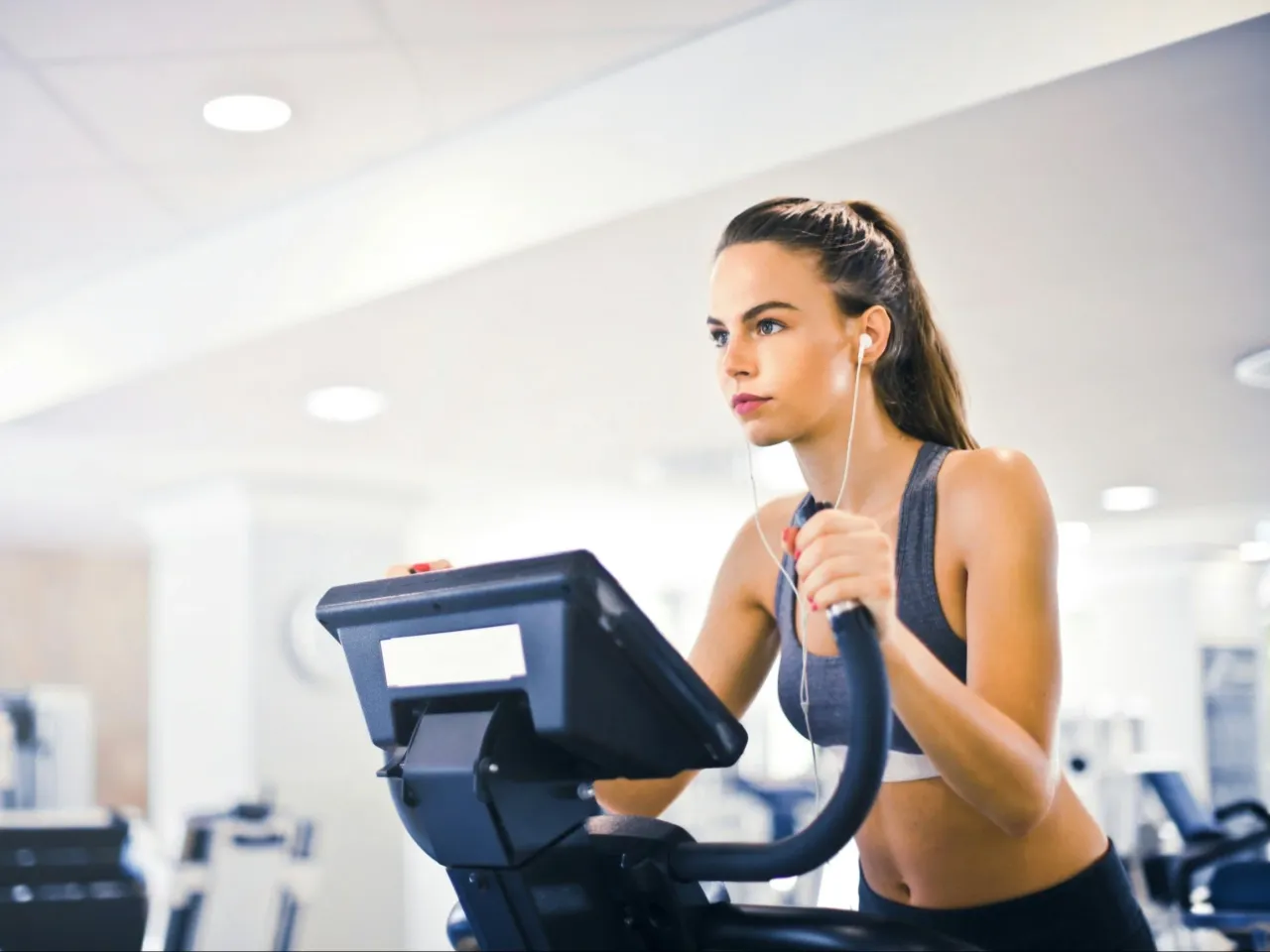 Bieżnia domowa: Jak wybrać idealną? Poradnik krok po kroku