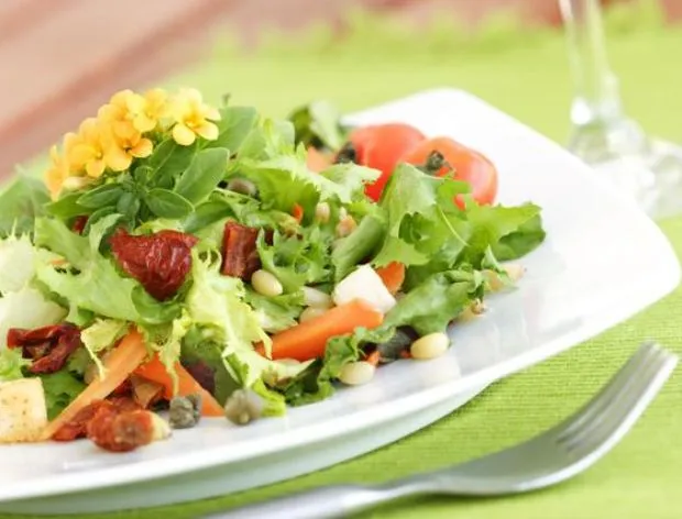 Czym się różni sałatka od surówki? Kluczowe różnice i zastosowanie