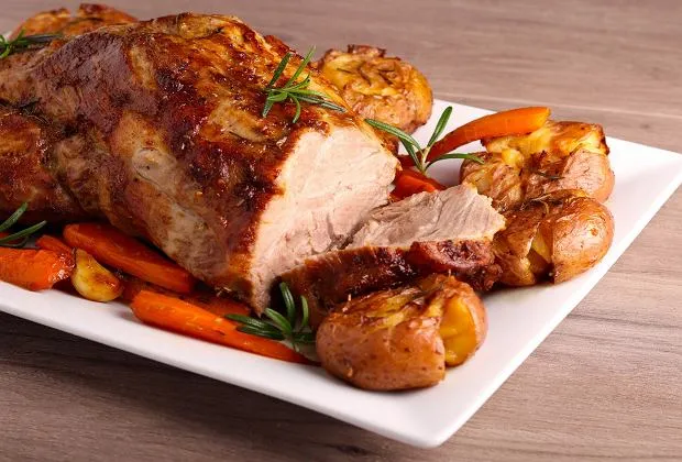 Jak upiec szynkę wieprzową na obiad, by była soczysta i aromatyczna