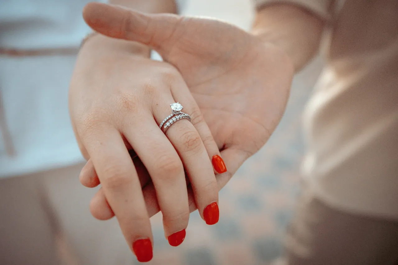 Jak nosić pierścionek zaręczynowy i obrączkę, by uniknąć błędów?