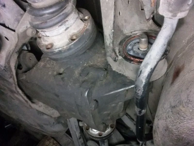 BMW E46: Stuki w dyferencjale? Wybierz i wymień tuleje jak ekspert.