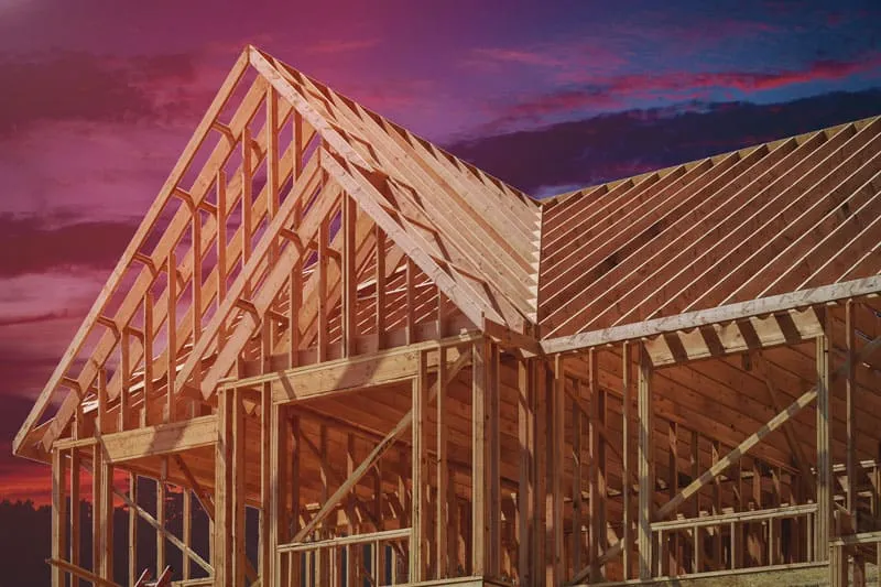 Ile kosztuje ubezpieczenie domu drewnianego? Sprawdź, co wpływa na cenę